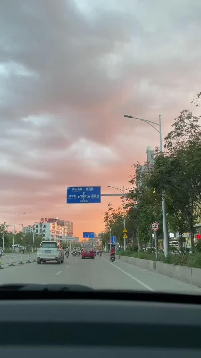 五菱宏光miniev 下班遇到了超美的粉色天空，肉眼看更粉，无法用语言形容的美，赶紧拿起手机录下来，今日份的美好，与你分享