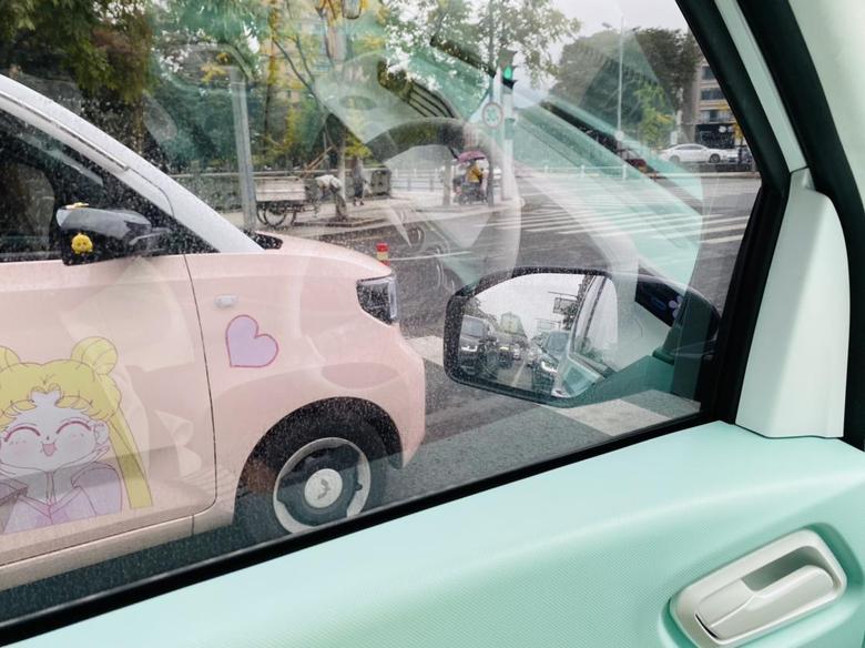 五菱宏光miniev 停在了同一个停车场，也是个小姐姐，二代粉色白顶，车贴的美少女和我的迎宾灯一样诶，喜欢。