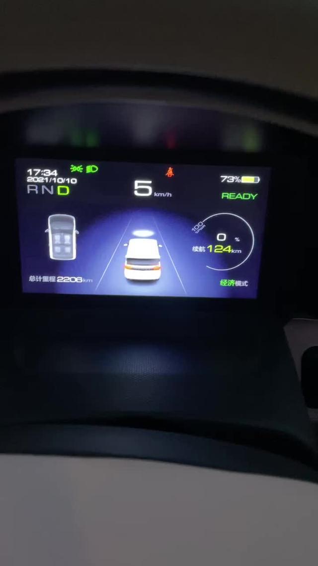 五菱宏光miniev 未系安全带在速度20km/h会提醒，并且液晶屏幕主驾驶位有红色标志，车辆停止所有提醒会消失。