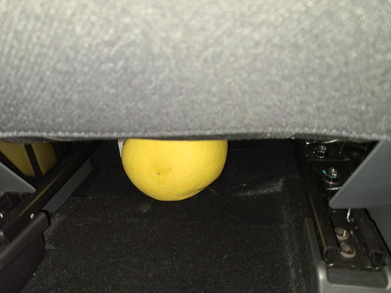 五菱宏光miniev 小五菱的座位下面竟然有这么大的空间，柚子失踪了一个月，我一直以为没放进车里，结果它竟然在座椅下面！！！柚子都扁了