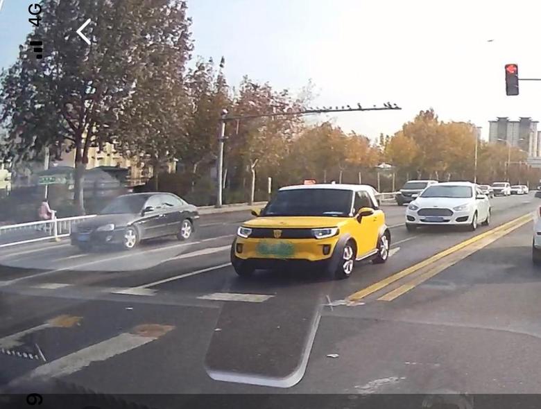 五菱宏光miniev 今天在路上遇到一辆小车，不知道是什么品牌的，但是颜色和我的车不能说是毫无关系吧，简直是一模一样。白色车顶，黄色车身，连点色差都没有。