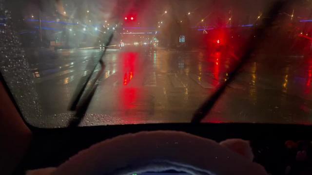 五菱宏光miniev 晚上开车的时候，如果再遇到下雨天，听音乐，太有感觉了，为我遮风挡雨的小车车！