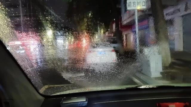 五菱宏光miniev 怎么有水，用雨刷越刷越模糊啊，副驾驶就没这个
