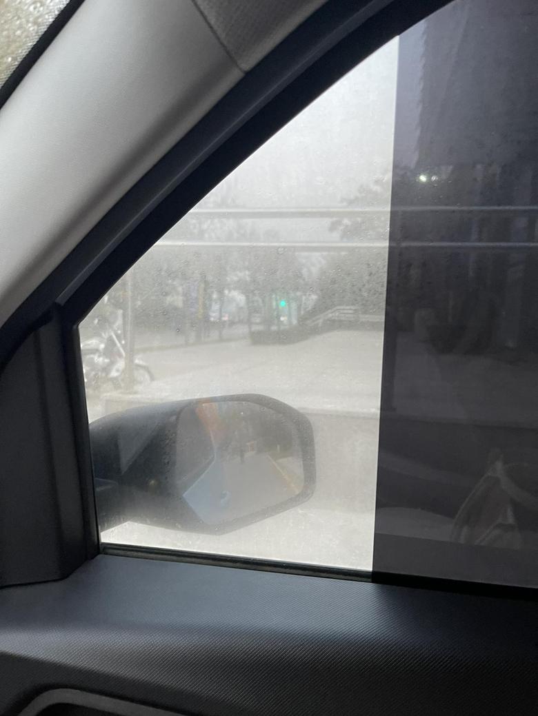 五菱宏光miniev 早晨起来，车窗户一层薄雾开除雾只能除前面窗户的这种情况怎么办呢发现到了冬季，用车会出现一些没有遇到过的问题