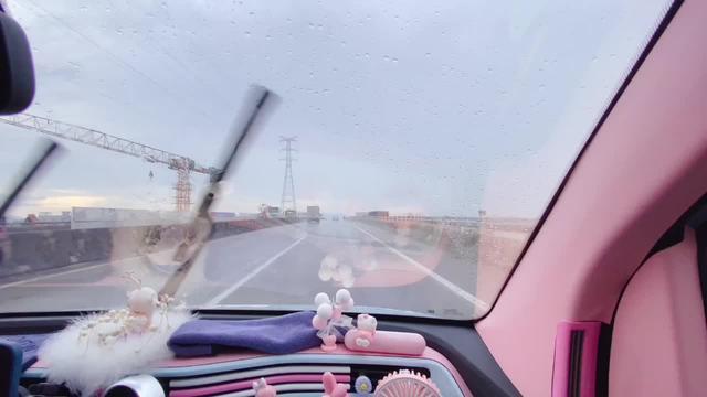 五菱宏光miniev 下雨天，今天开车开到国道～开到半路下雨了。听听车内的雨打声音～