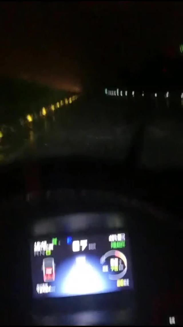 五菱宏光miniev 上海10级台风高速表现（ps：视频为副驾媳妇拍摄），还好顺风行驶，高速上一辆车都没有，方向盘拽手酸死