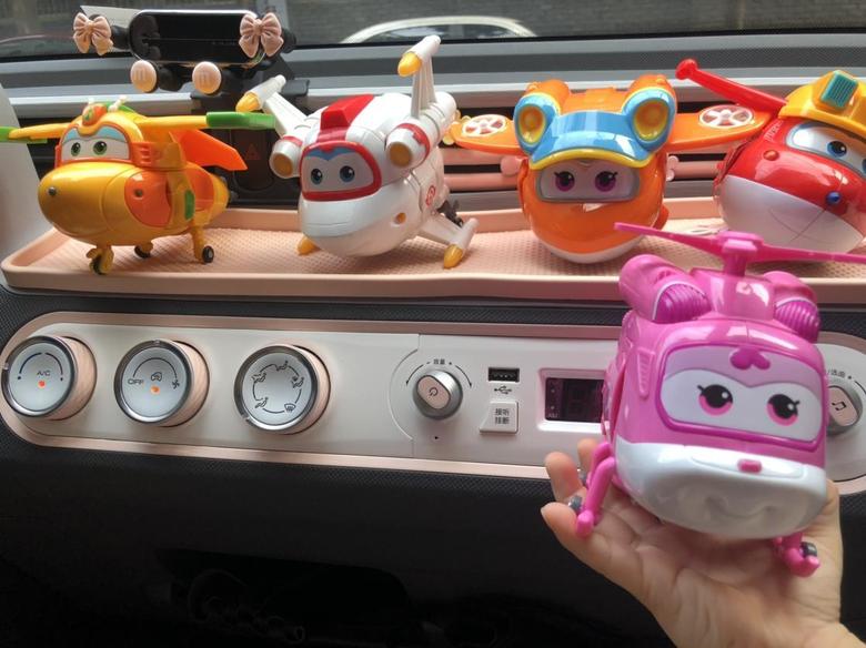 自从买了五菱宏光miniev儿子最喜欢的座驾就是小粉了！每次出去玩首选小粉。我的后座上最多的就是儿子的玩具大玩具车上的小玩具车们来啦～～