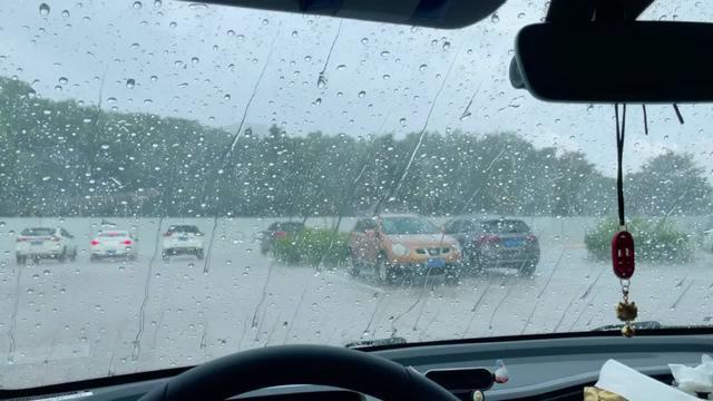 五菱宏光miniev 突如其来的的大雨，不着急返程，那就安静的在车上听雨声吧，雨点从玻璃上滑落的弧线，竟然还有点好看。