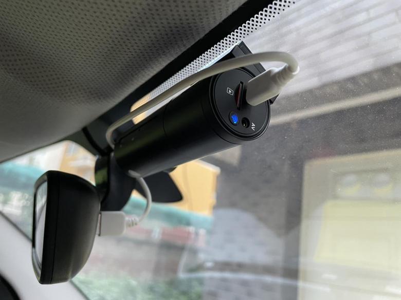五菱宏光miniev 车内后视镜的usb插孔，这个设计真的太方便了，刚好连接我买的行车记录仪。自带wifi的行车记录仪，可以和手机无线连接，方便查看视频。