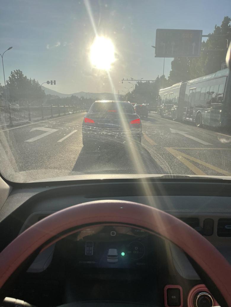 五菱宏光miniev 早晨上班的路上太阳很刺眼我都看不清前面的红绿灯这种情况下大家一般怎么办呢