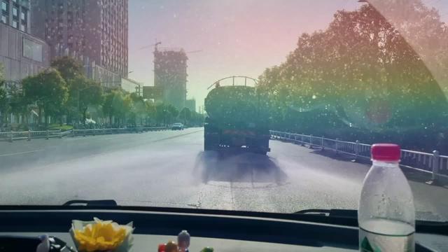 五菱宏光miniev 哈哈哈哈，前面一辆撒水车，跟了一路，洗洗玻璃，冲冲车轮，完美呀，又是美好的一天！