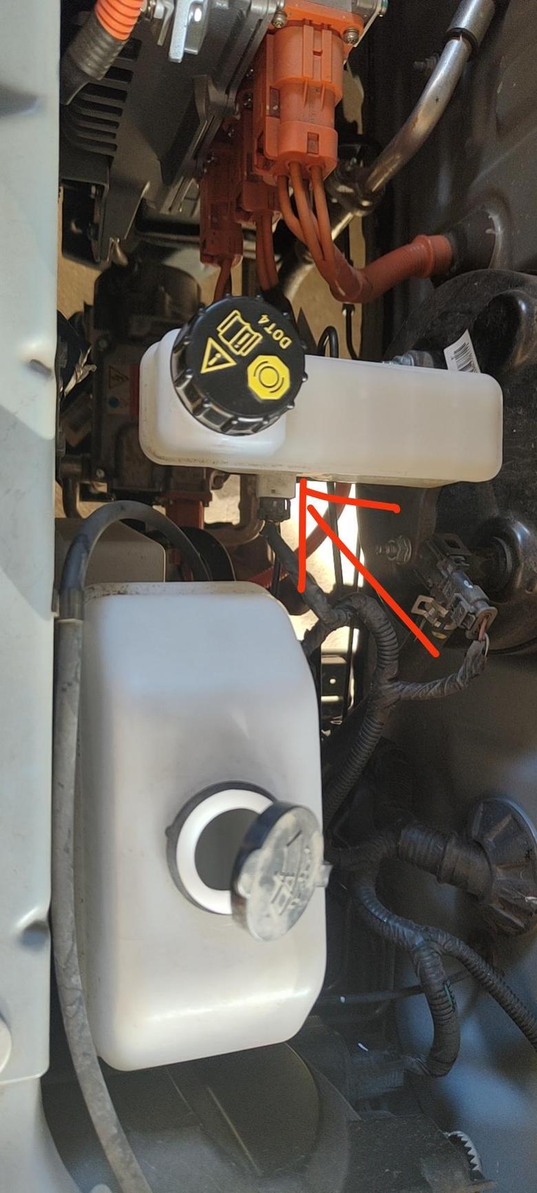 五菱宏光miniev 图片那箭头指的地方这一块儿是存放刹车油的是一种液体，加水就废了。他旁边的桶里是存放玻璃水的。