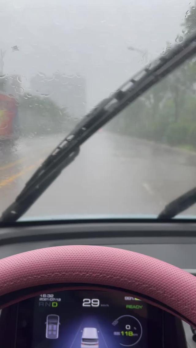 五菱宏光miniev 开车路上遇到这么多积水济南最近的大雨太多了小车车直接从超级深的积水中通行暴雨开车也是害怕