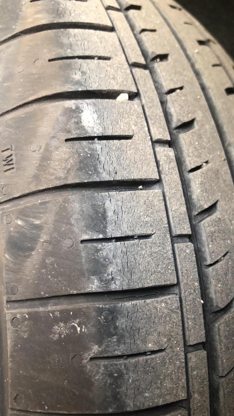 五菱宏光miniev 大家有么有这种现象，我的五菱宏光迷你，买了六个月了，突然发现轮胎都裂了，这属于质量问题吗？