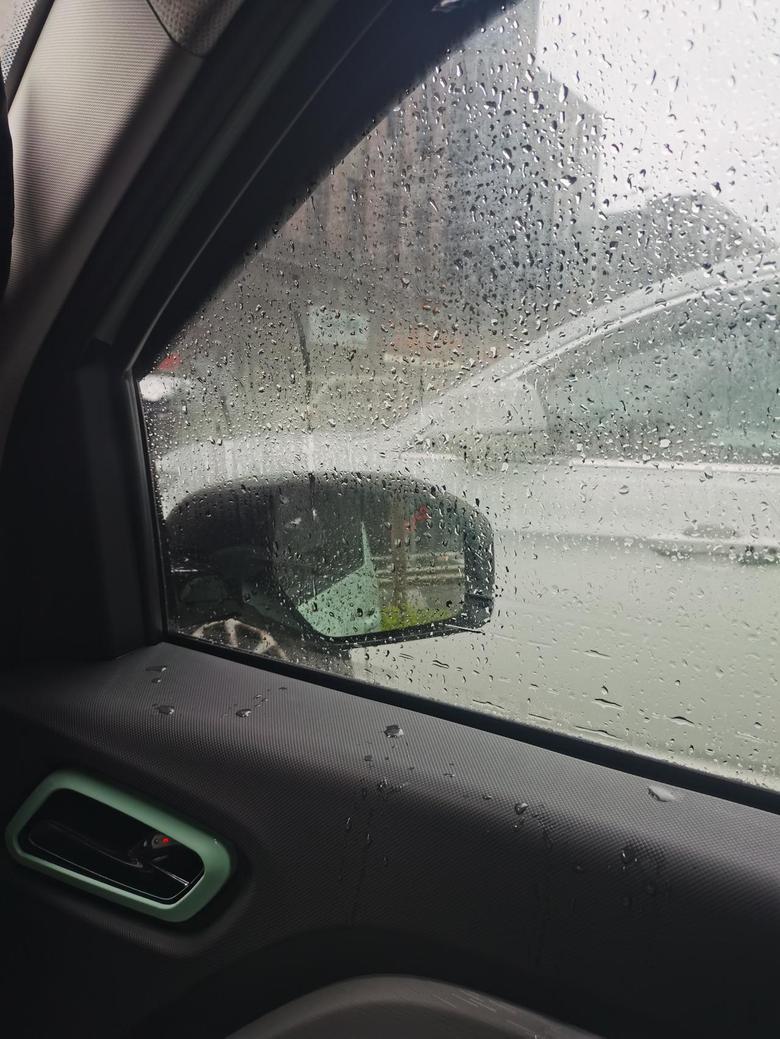 五菱宏光miniev 下雨天后视镜真的很模糊看不清主要是雨水的问题，还有起水雾还有就是后尾箱的车窗，每次下雨也看不清到底要不要安排玻璃水，大家有没有这种烦恼