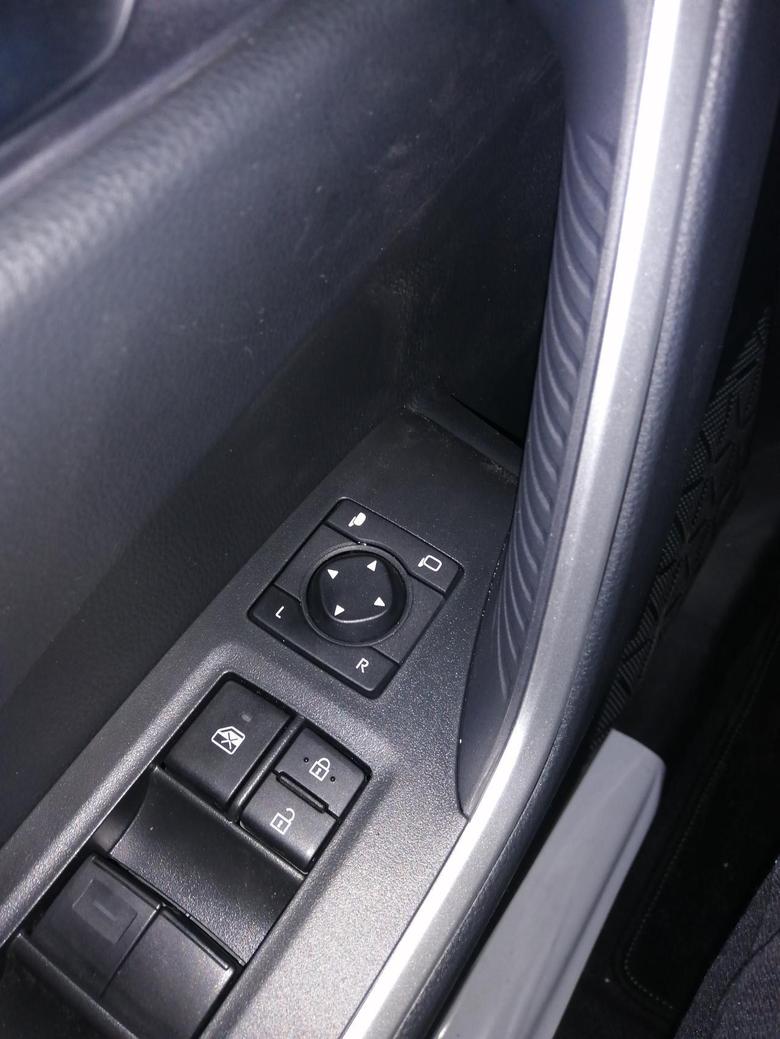 RAV4荣放 你们的车，折叠后视镜灯按钮，那一块的按钮那一块晚上亮不亮？
