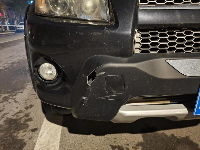rav4荣放 侧方停车时候不小心碰到了一辆RAV4，前保险盖子被蹭破了，我该走保险吗，这个盖子得多少钱