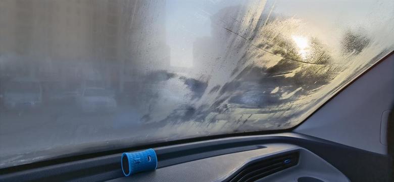 五菱宏光MINIEV 如何有效防止车窗起雾，是玻璃本身质量问题吗？高端车好像不这样。