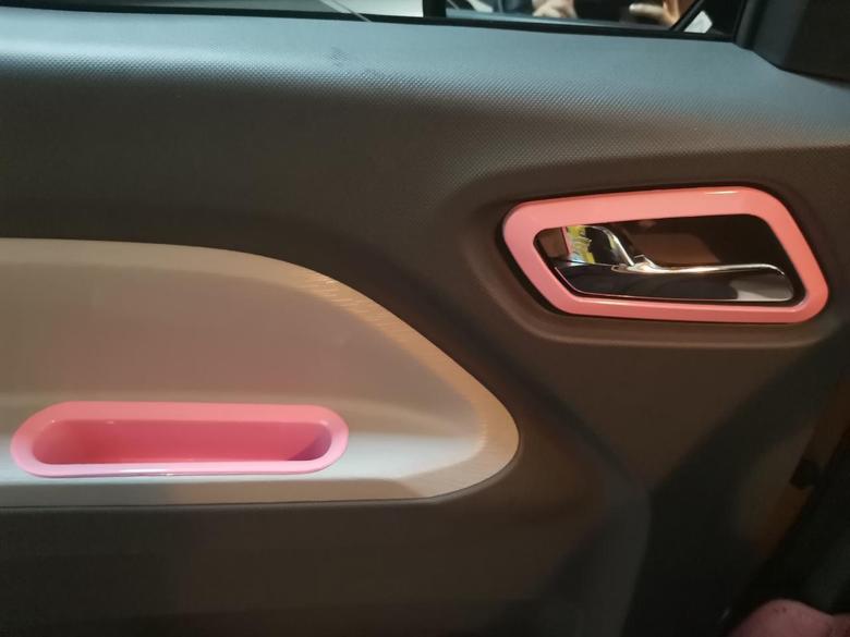 五菱宏光MINIEV 改装内饰，从还没提车都买好了，现在统一粉色内饰。