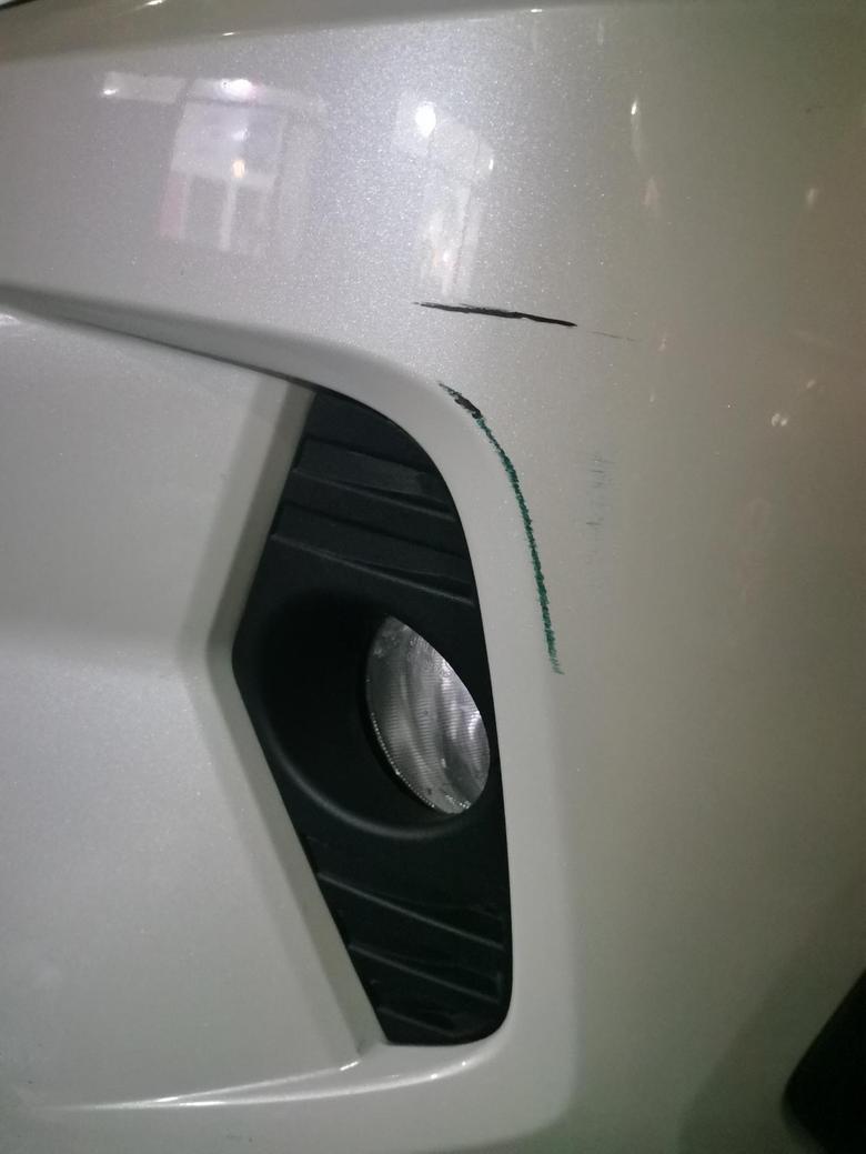 rav4荣放 躲电动车的时候擦到了柱子上，绿色的漆自己擦掉了，出来了黑色的漆，是底漆嘛，该怎么弄啊！