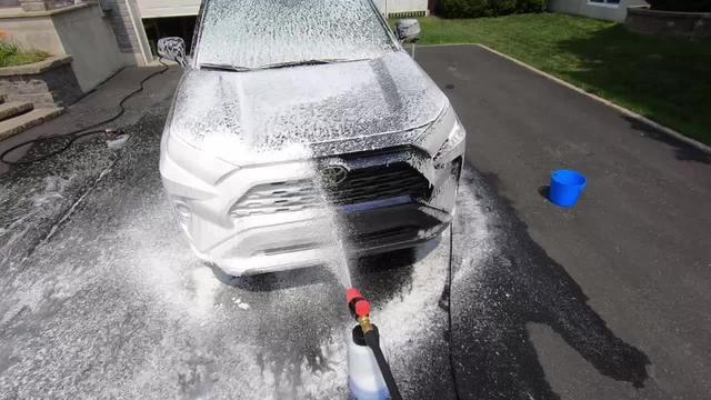rav4荣放 大家爱看的洗车视频来啦！洗车液每次只加一瓶底，真的不多。洗车机是卡赫的壶是化学小子的。欢迎提问！