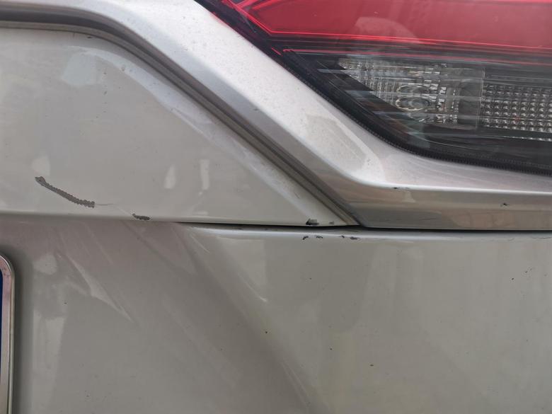 rav4荣放 悲催，RAV2920款，倒车时候被停车场的杆子戳到了尾部，刮了很长一道痕，应该是露出钢板了。麻烦大家帮忙看看，这个需要补漆吗？要多少钱？