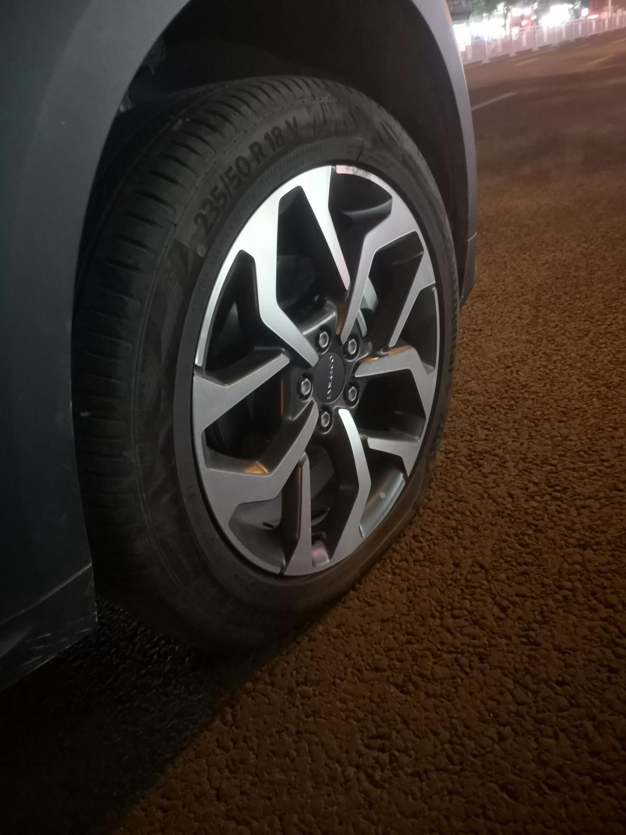2019款领克02 2.0高能劲 的轮胎有链接吗？爆了一个轮胎。。。。