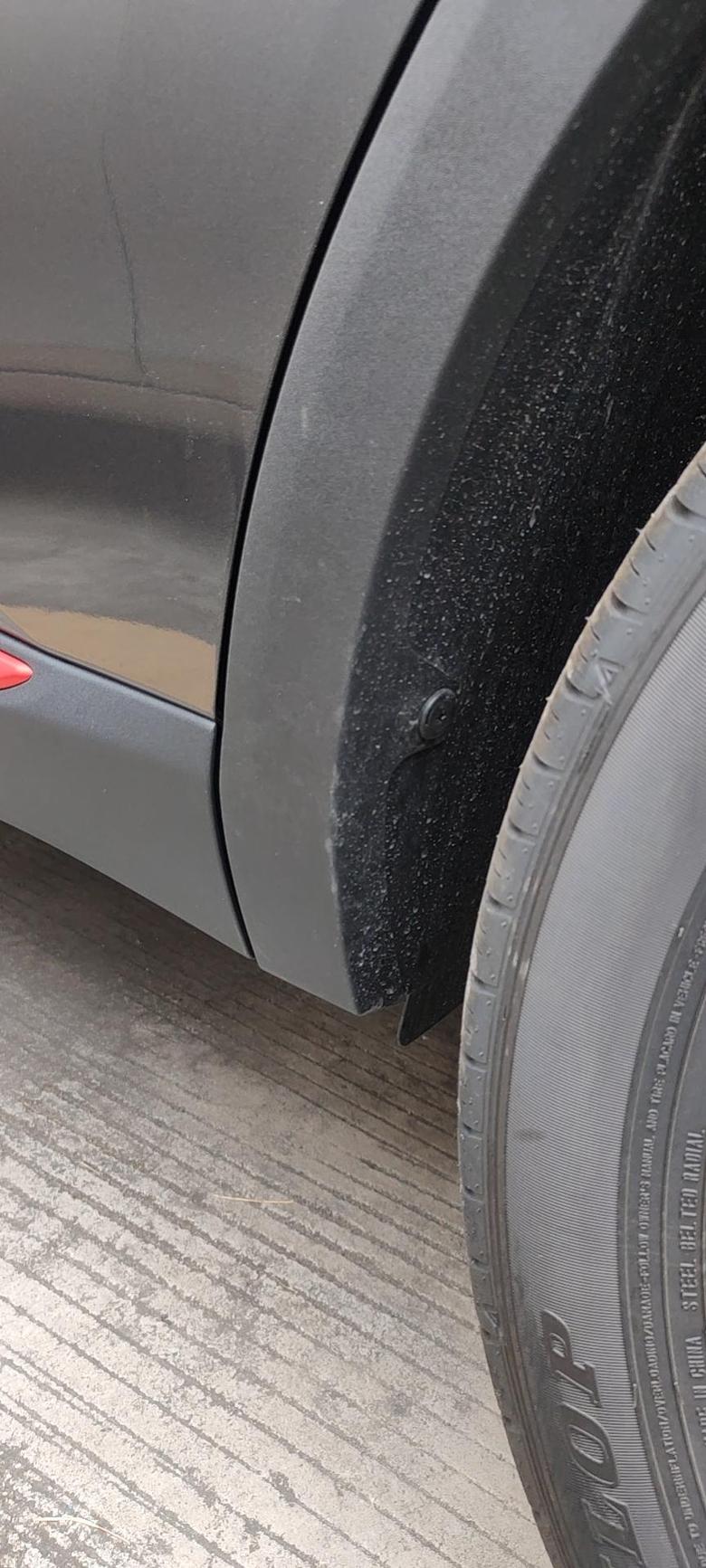 长安cs55 plus 你们的后轮挡泥板孔是靠排气管那边为啥我的后轮挡泥板孔是靠后车门那边的?