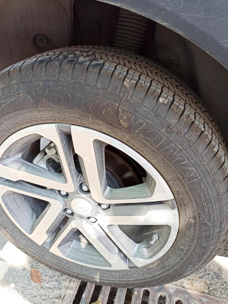 长安cs55 plus 用车六个月了，今天突然发现轮胎裂了条缝，在侧面，没看见钢丝或胶线，不知道什么原因造成的，轮胎在质保范围内吗？能修复吗