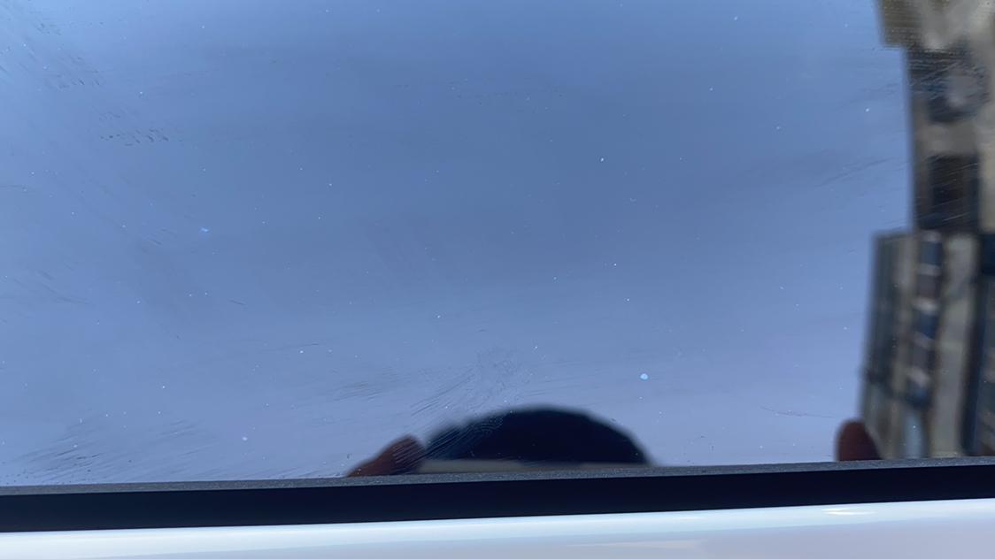 大众cc ?槽点反馈各位车友，今天我去贴膜发现车辆后挡风玻璃上有这种白色点点，不是石头蹦的，因为摸着表面是光滑的。里面也擦拭过了，擦不掉。有同样问题的小伙伴吗？