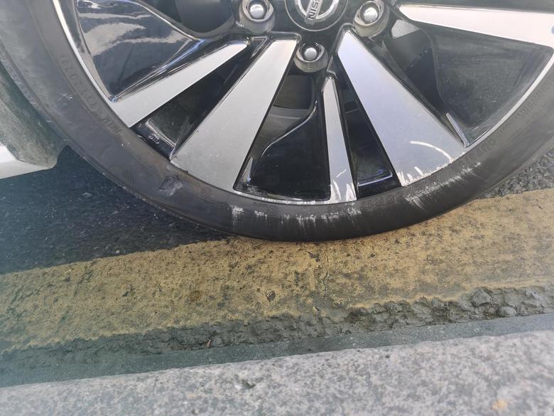 天籁 2个月的车子，右前轮胎被马路牙子剐蹭到，轮毂内侧有磕到。这种情况需要更换吗？
