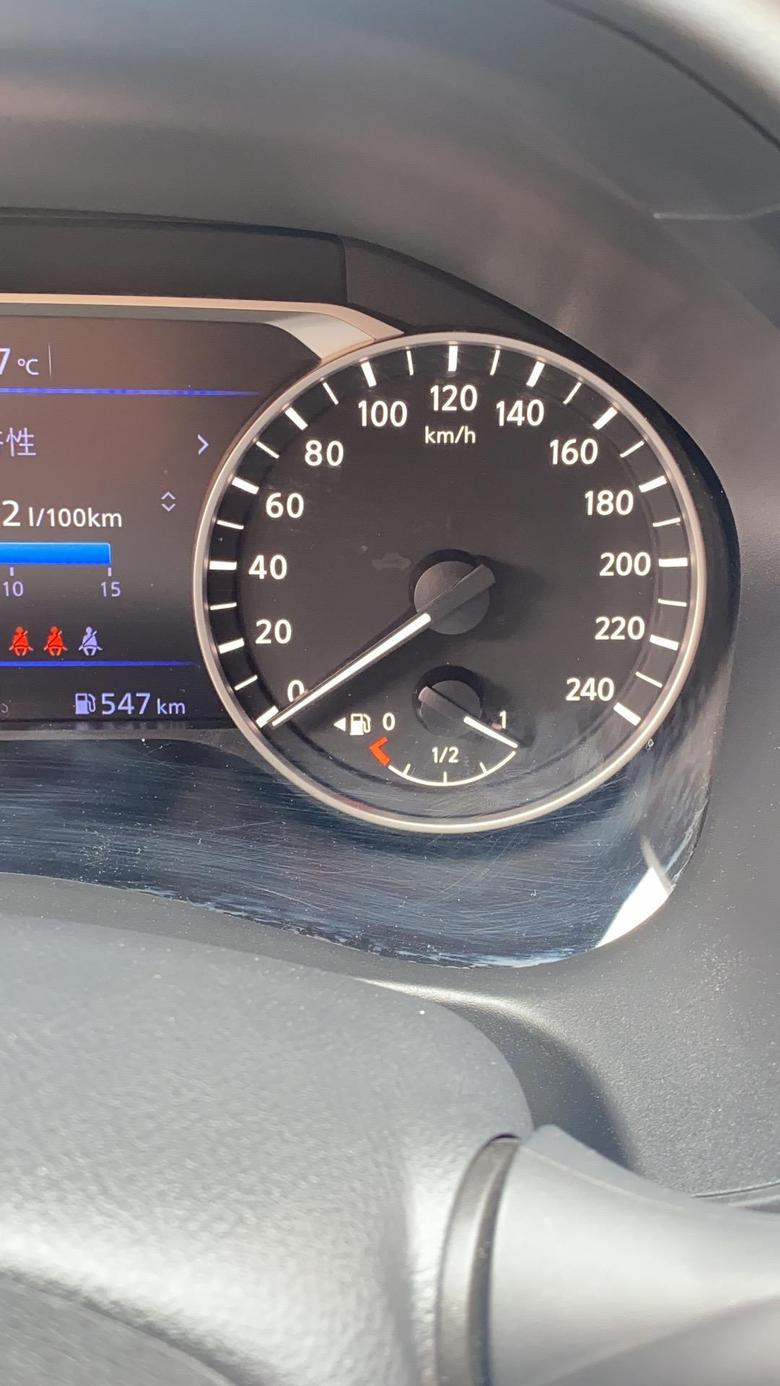我的油表为啥加满油开了200公里还一直显示满油啊？新车才2个月啊。天籁