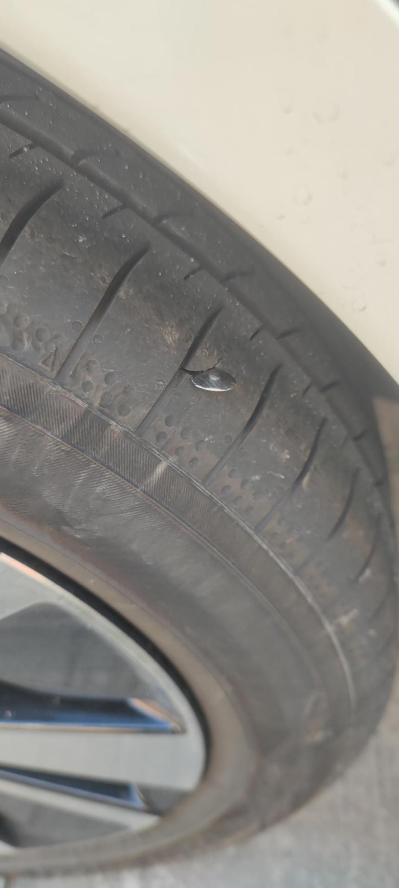 天籁 今天早上停车看看胎，发现一个小铝片把胎面给割破了。但是轮胎没有漏气。胎压还是正常的。想问问各位大佬的看法，需不需要换胎。还有就是舒适籁子的原厂胎的规格是什么吗？感谢！
