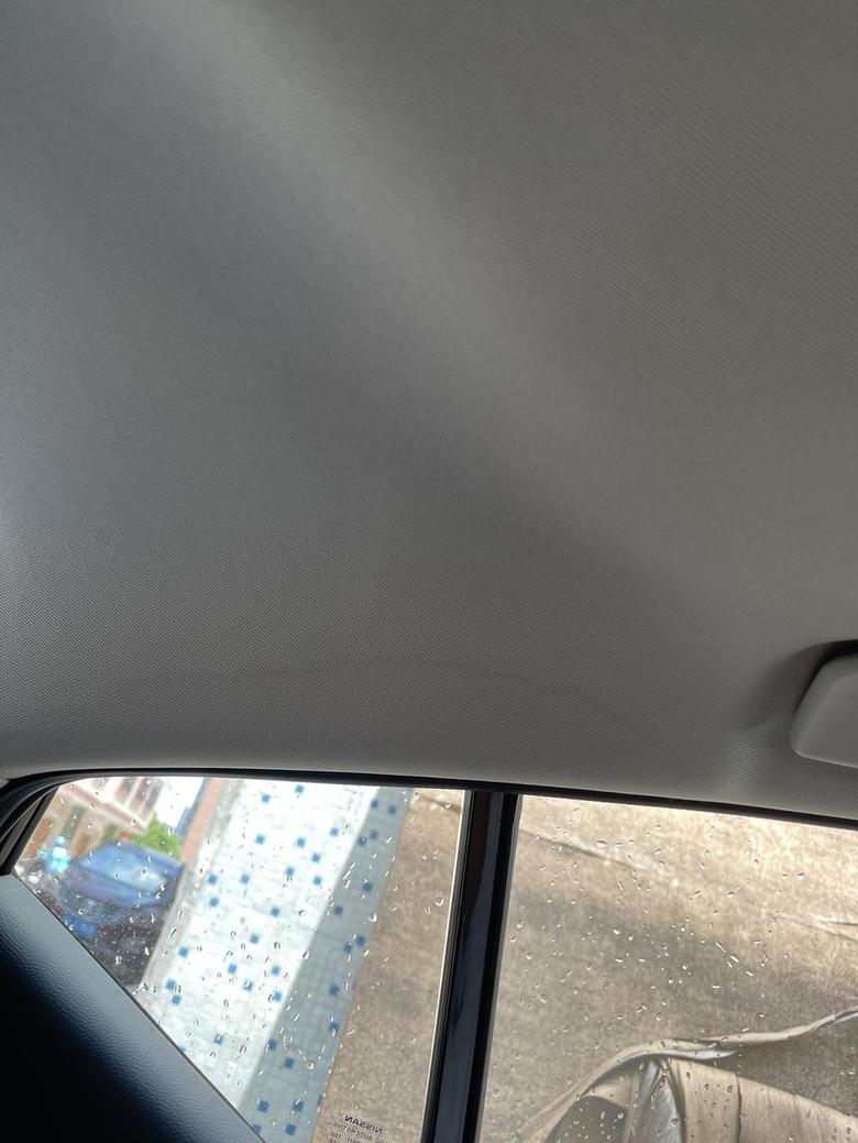 天籁 提车一个月，里面有个明显的水印。天窗都关好的?‍?