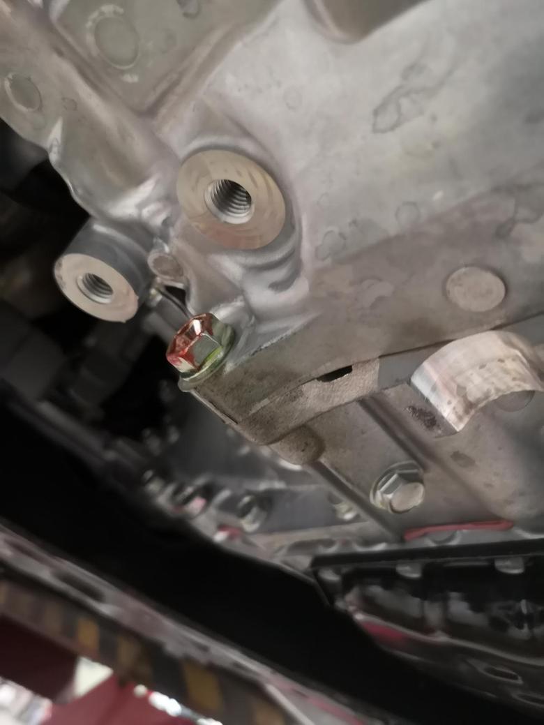21款天籁2.0T首保，拆开发动机护板看到发动机下面有油，中奖了吗？