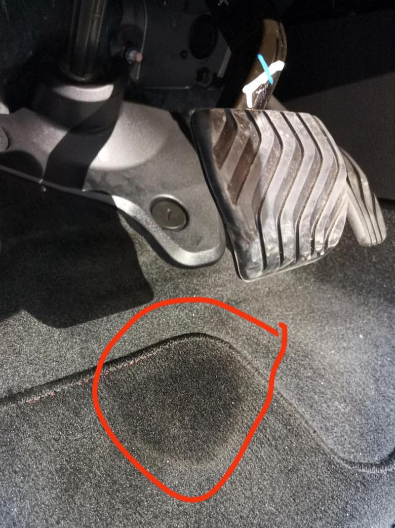 天籁智行版新款才半年，刹车踏板正下方脚垫有一块油渍，不知哪里漏？还有有个卡扣按一按也看到有点油渍，有谁知道原因吗？