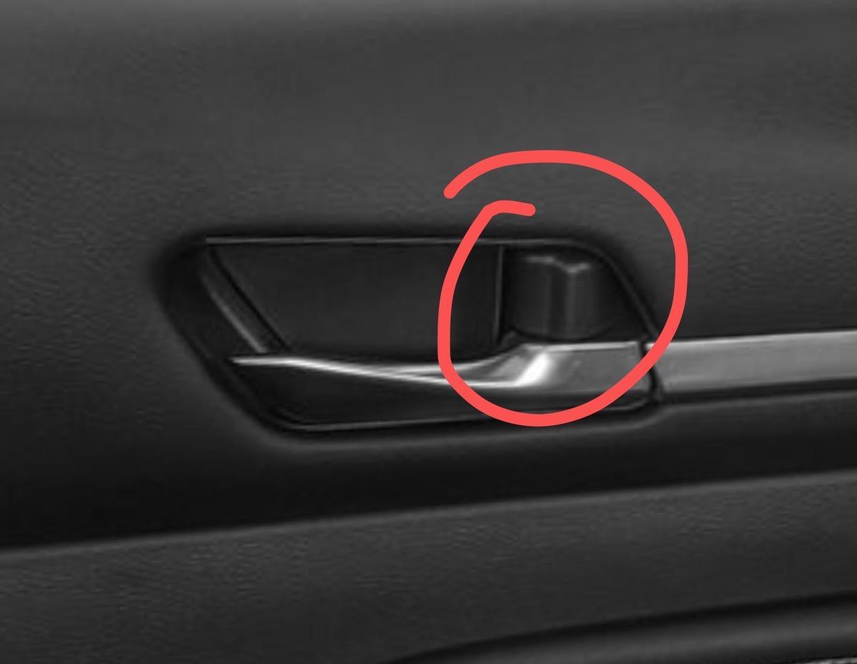2020款天籁，今天突然发现右后车门从内测打不开了，推动这个小按钮也没用，请问是什么问题？