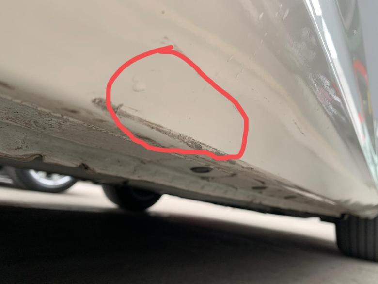 天籁 朋友们，右拐磕上马路牙子，车底漆掉了，标红部位还有点凹陷。右后轮毂刮伤了，有没有大哥知道怎么处理啊？