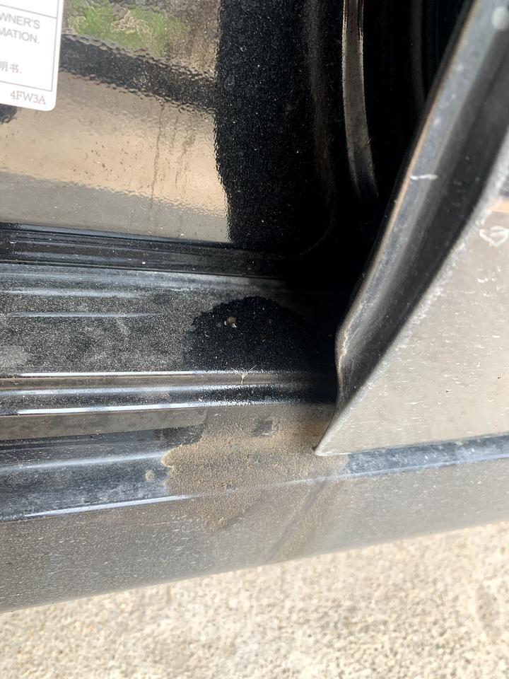 天籁 我的车4个门都有油渍，是漏油吗？