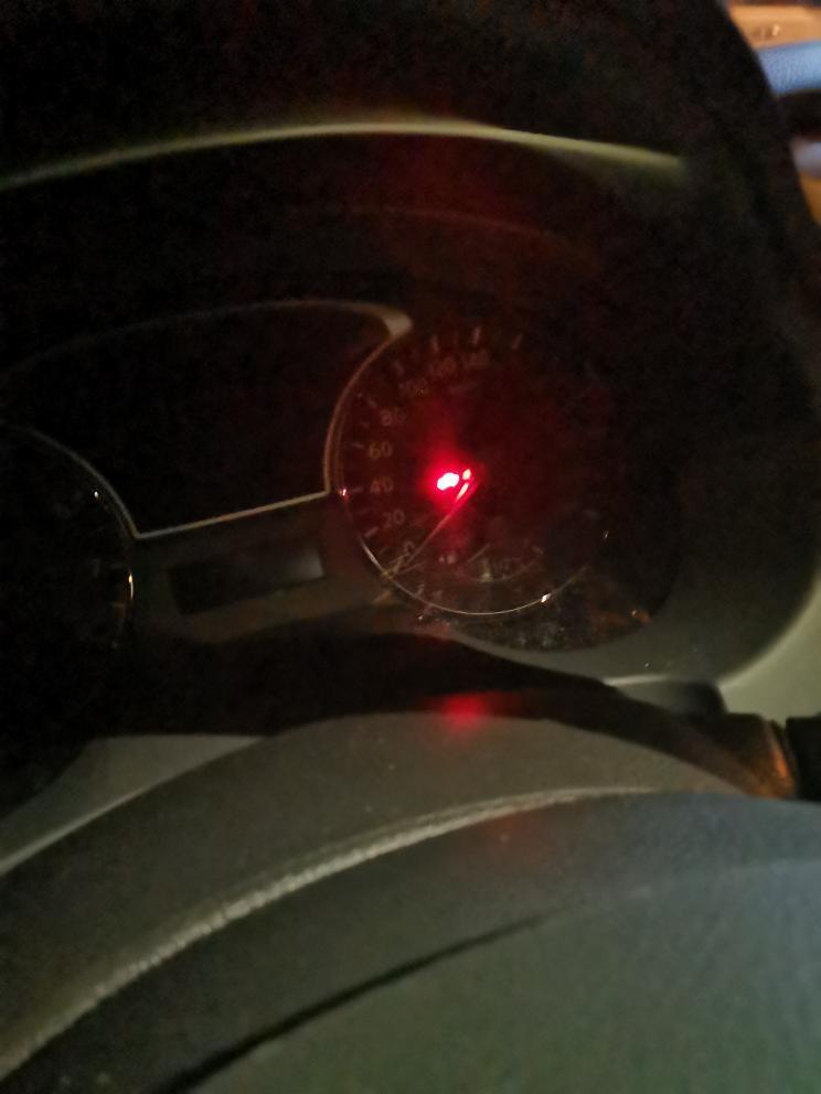 天籁 18款智进版夜间锁车后这灯一直闪，正常吗？