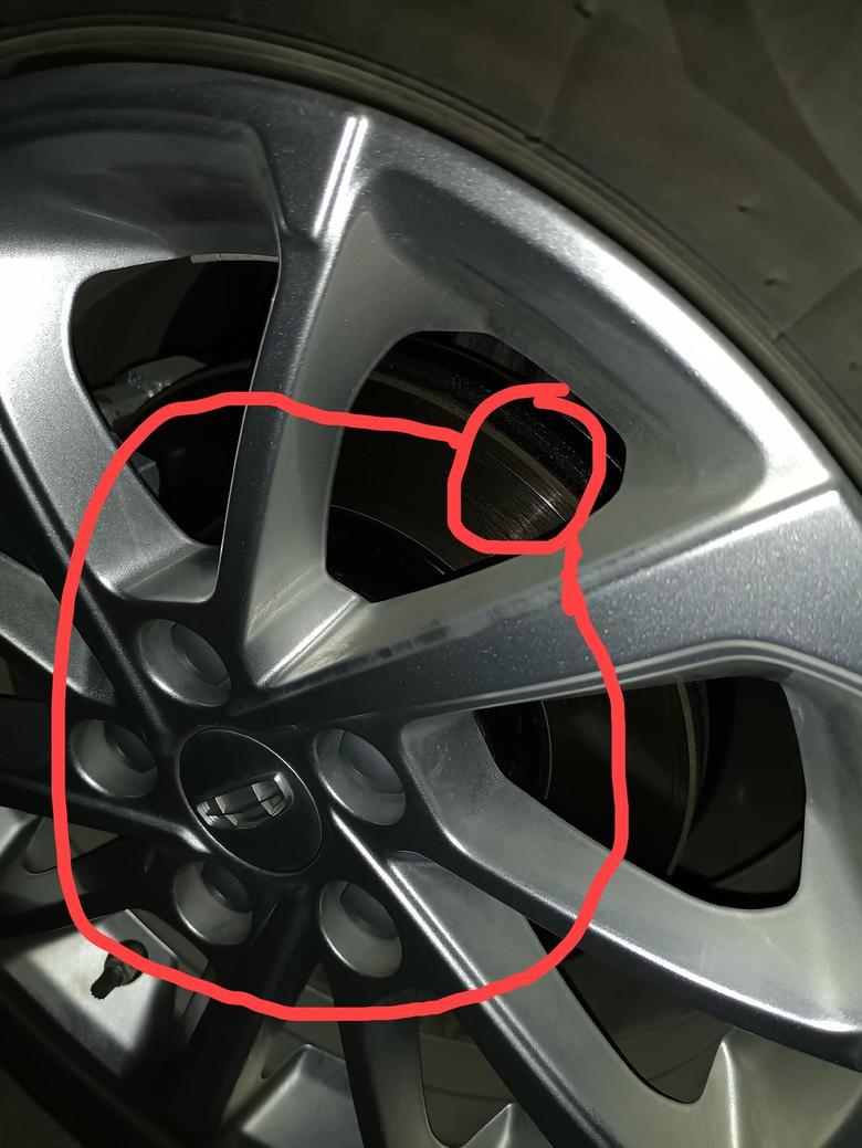 帝豪 新车才3500公里，刹车盘有一条明显的划伤，图中画圈⭕的地方沿着一圈都是那样的情况。这种需要维修吗？