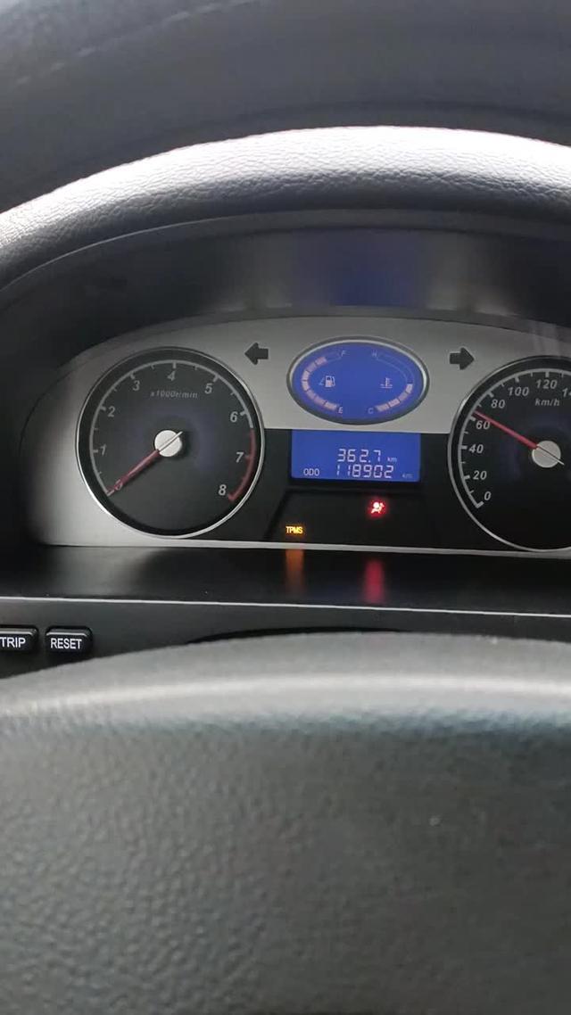 帝豪 车辆行驶中发动机转数突然变成0，安全气囊亮红灯，过几秒恢复，隔一段时间又反复出现，这是什么问题？