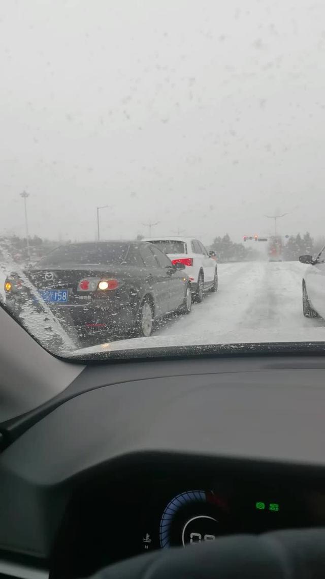 一场大雪路上很很车追尾了，其实雪天才是考验驾车技术的时候，保持车距慢行是必须的。4代帝豪在雪地开很稳