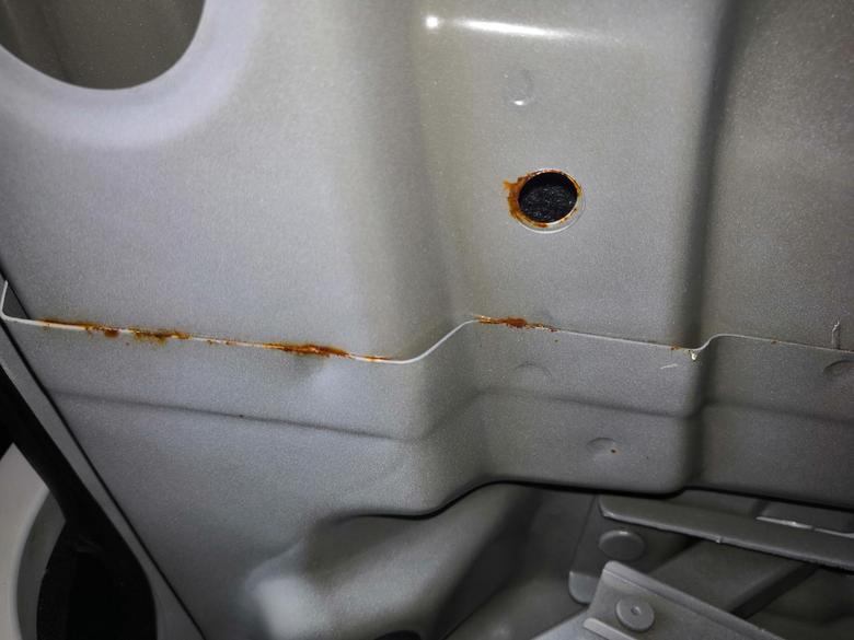 帝豪才一年的车子后备箱盖上都生锈了，车门排水口也有一点点锈点，吉利车这么容易生锈是不是通病啊！