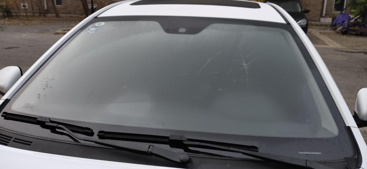 帝豪 各位车友给看下这个前挡风玻璃什么问题玻璃有霜或者有水的时候就这样
