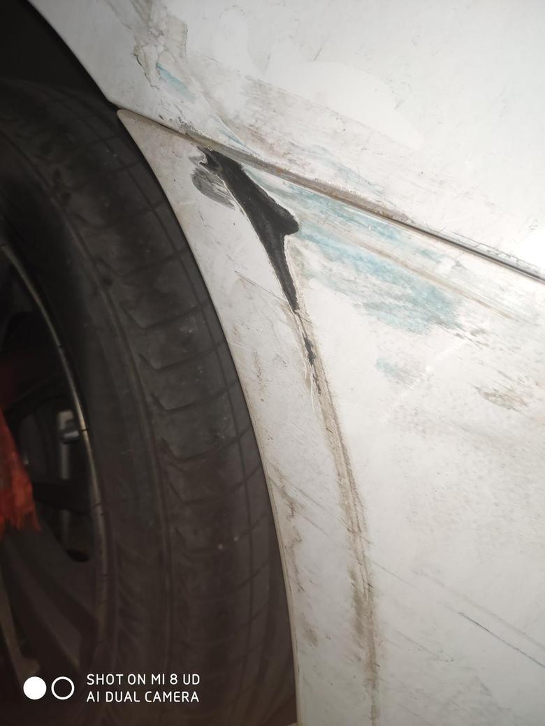 帝豪 请问各位车友们，后轮胎尾部不知道什么时候被蹭掉漆，如果去修的话要多少钱呀？没处理请教一下各位老司机们