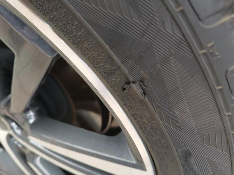 奥迪q5l 轮胎被戳了一块，没有漏气，但隐约能看到轮胎的钢丝，这个轮胎需要换吗？