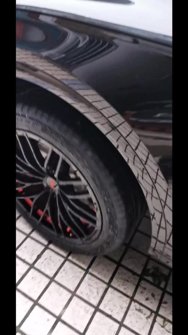奥迪q5l 换了一套轮毂，每次洗车后刹车就有视频中的这种异响，但是开一会踩一会刹车就没有了，一直没找到原因。