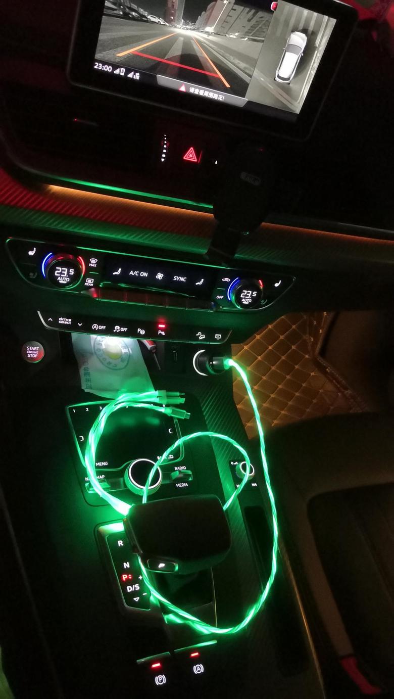 奥迪q5l 当你的车子氛围灯不够时候，买几条跑马灯充电线，瞬间逼格满满。