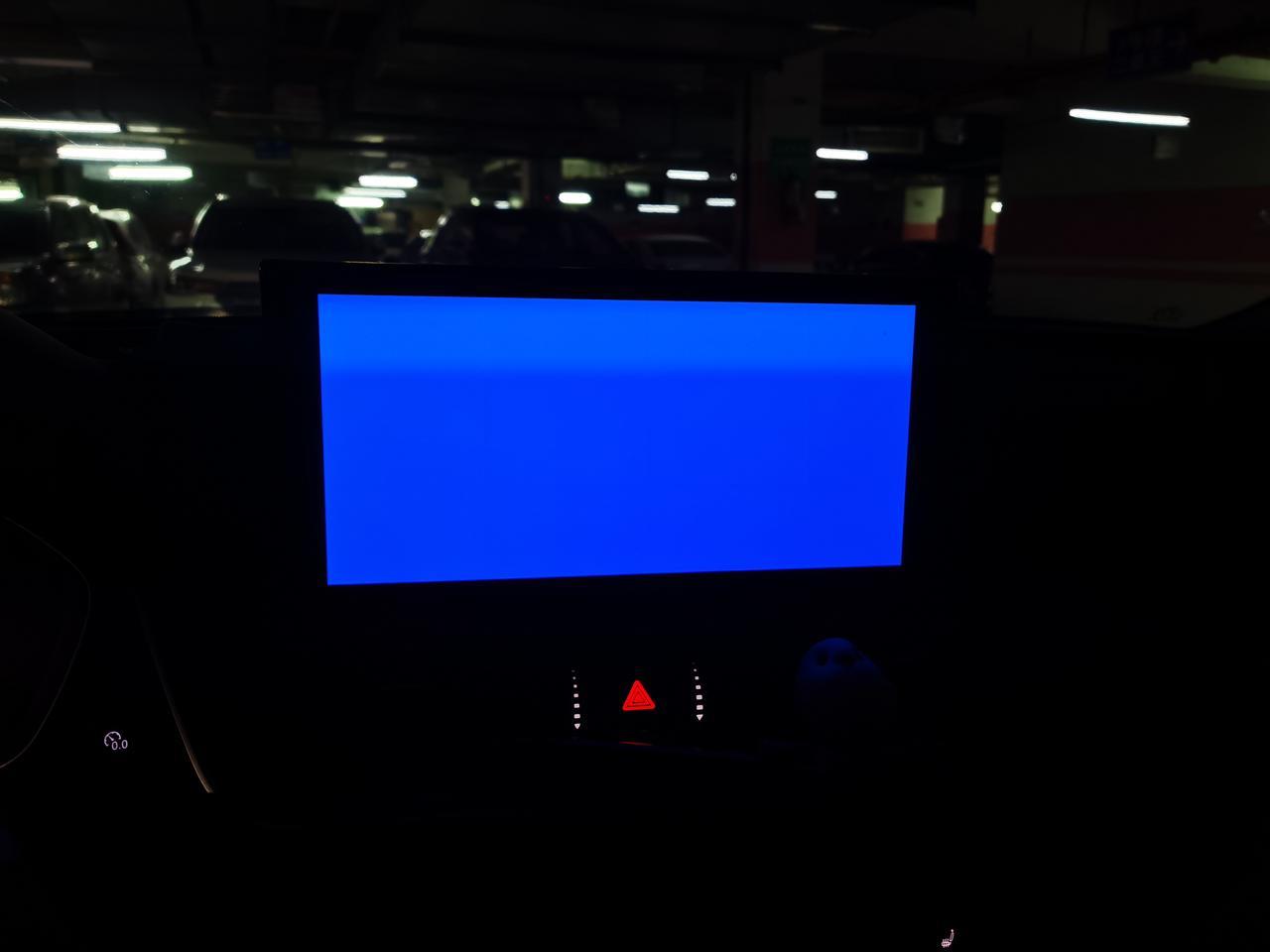 请问奥迪q5l中控蓝屏是怎么回事？完全熄火再重启，还是蓝屏，倒车时会自动显示，说明屏幕没有问题，也没有任何外部挤压，按捏。